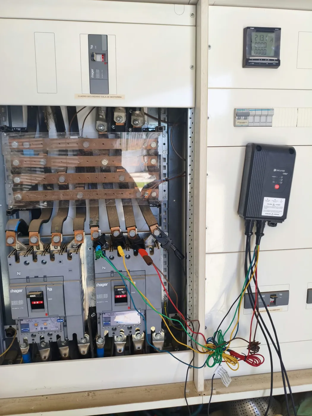 Analizador de redes conectado con pinzas y cables de tensión a la salida de un interruptor de 400 A
