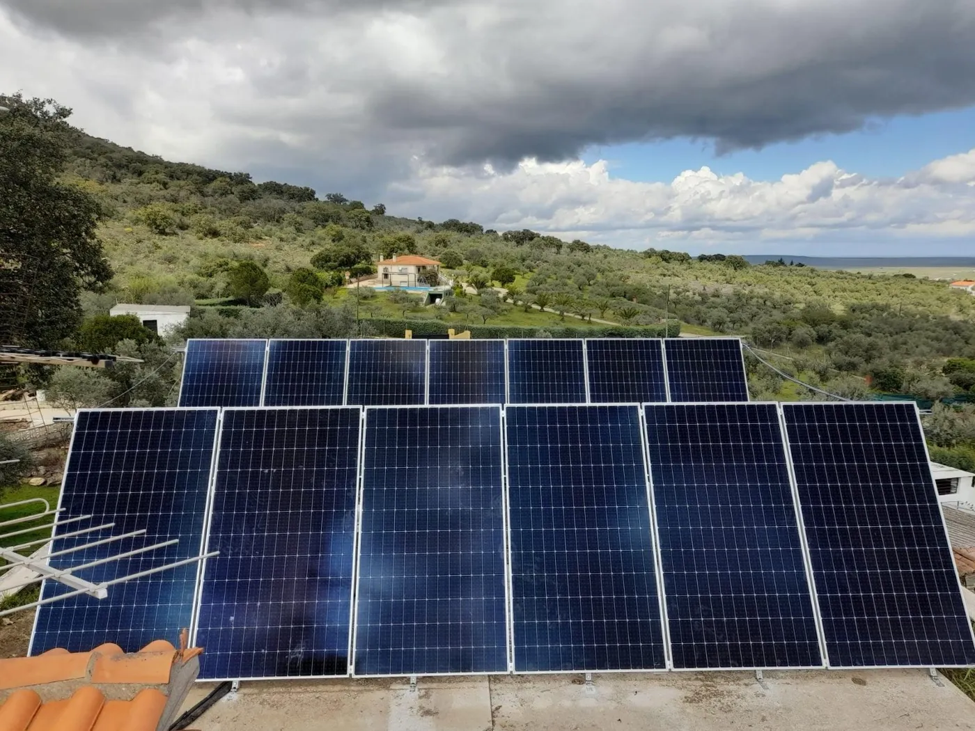 Paneles fotovoltaicos sobre estructura inclinada en cubierta