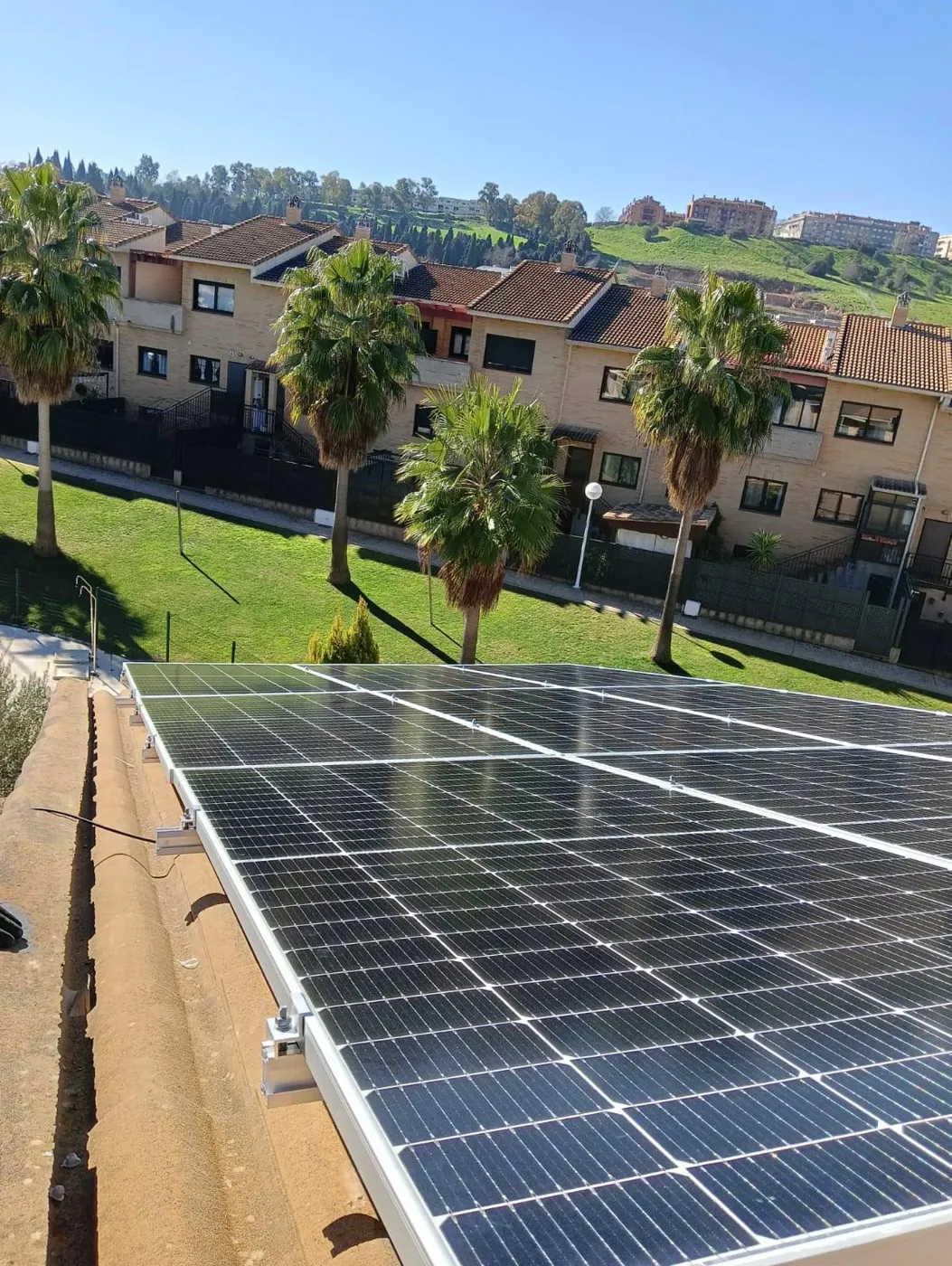 Paneles fotovoltaicos en cubierta de teja de una vivienda