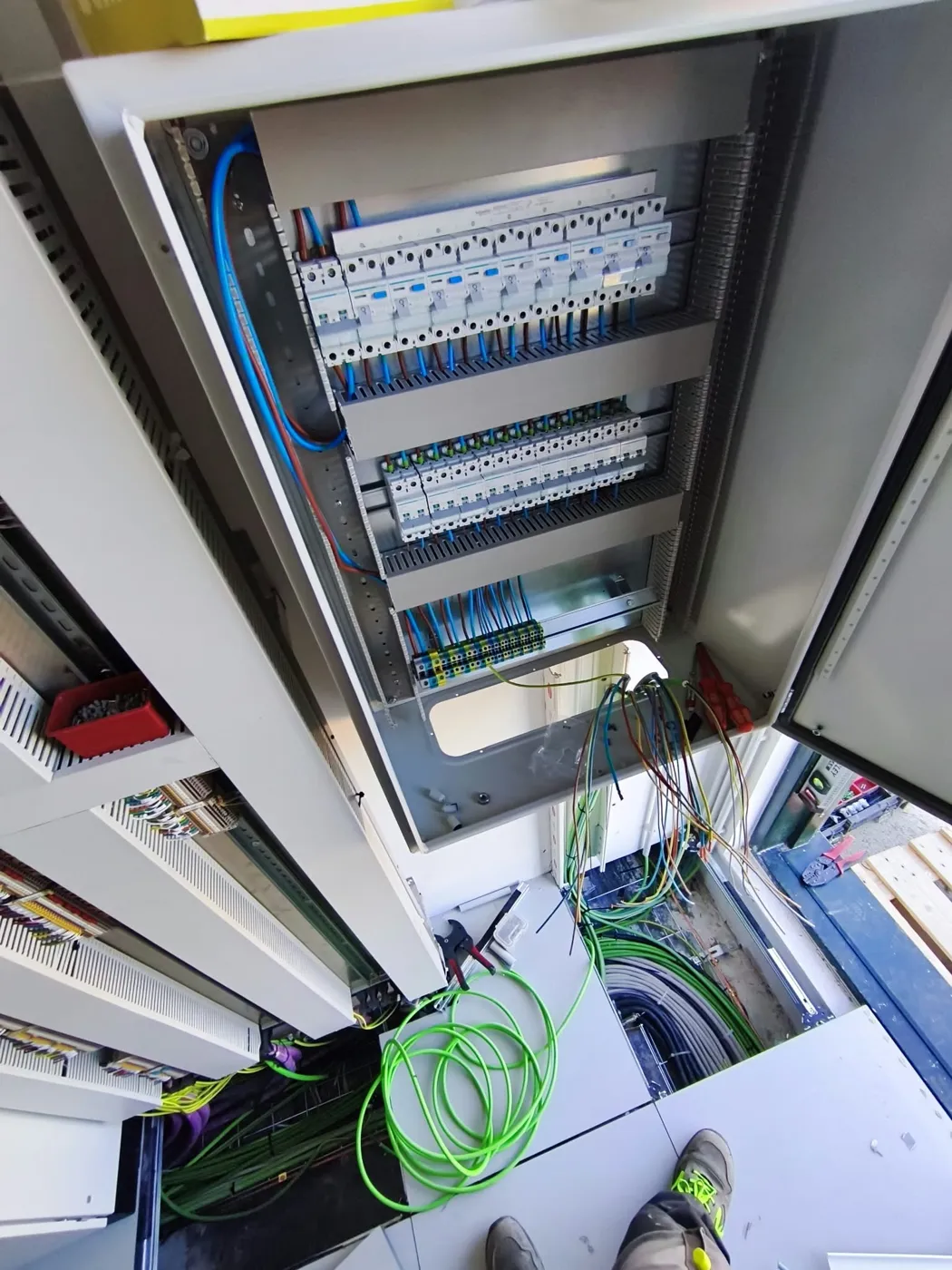 Cuadro eléctrico abierto durante el montaje, con líneas de salida preparadas para conexionar