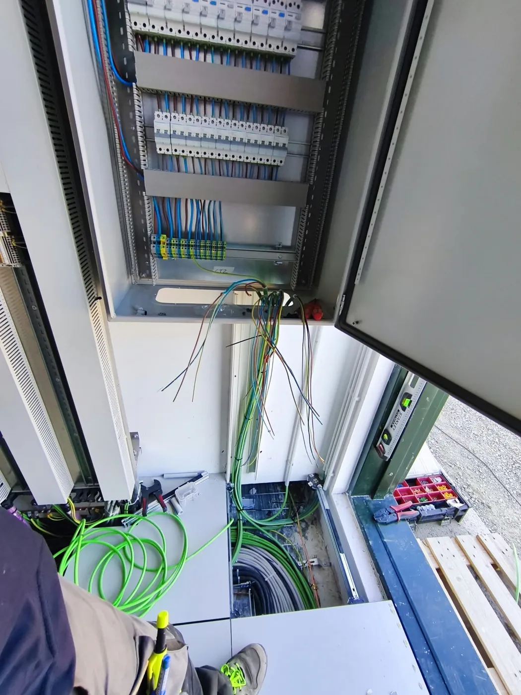 Cuadro eléctrico con bornas de salida y mangueras preparadas para conexionar